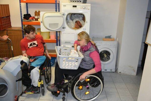 Soběstačně = svobodně