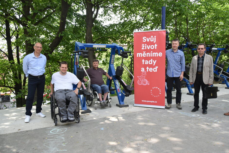 Centrum Paraple otevřelo první venkovní posilovnu pro vozíčkáře v České Republice