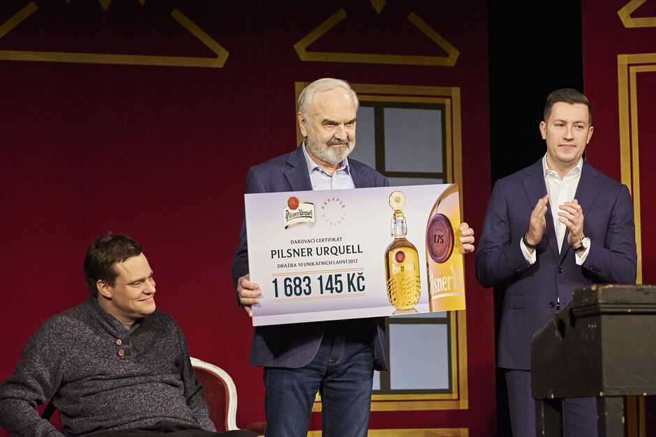 Centrum Paraple převzalo rekordních 1,7 mil korun z charitativní dražby lahví Pilsner Urquell