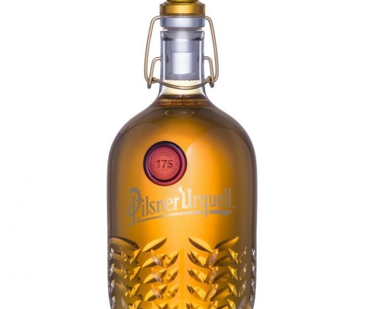 Charitativní aukce uměleckých lahví Pilsner Urquell pro Paraple vynesla rekordních 1 683 145 Kč.