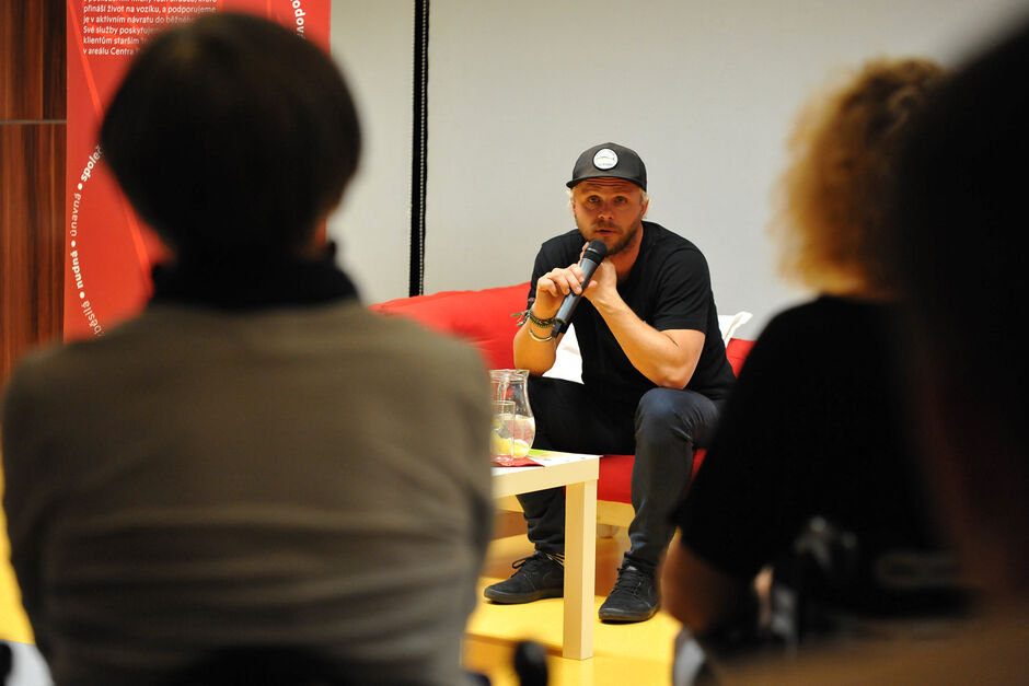 Host pod Parapletem - Rosťa Novák