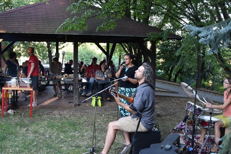 Sejdeme se na zahradě