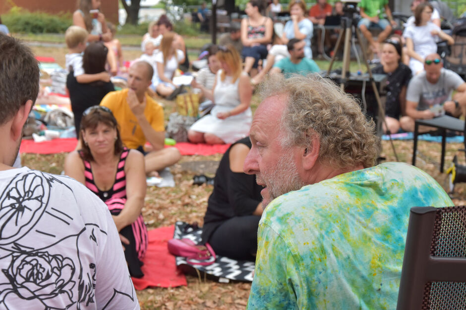 Sejdeme se na zahradě