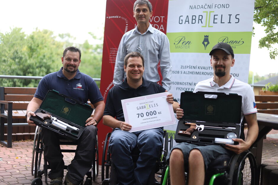 Dar s trefou do černého