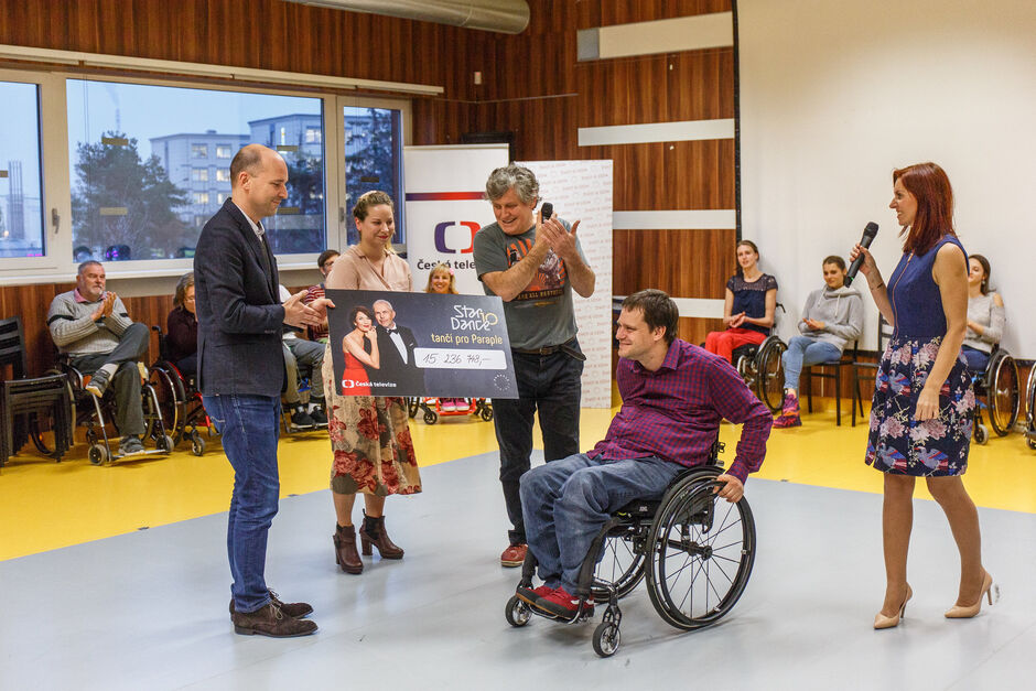 Slavnostní předání šeku StarDance 10