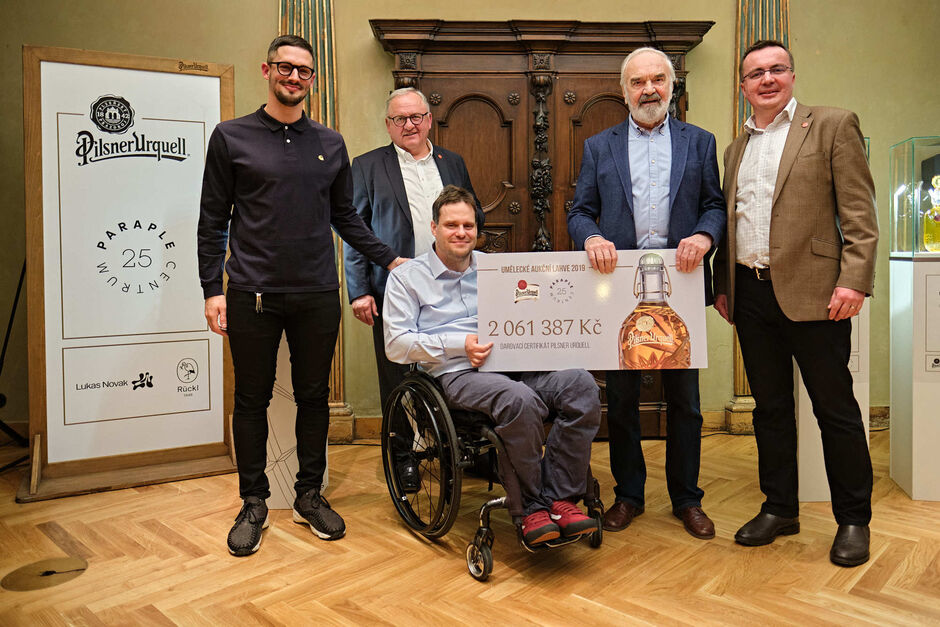 Centrum Paraple převzalo šek z charitativní aukce uměleckých pivních lahví Pilsner Urquell