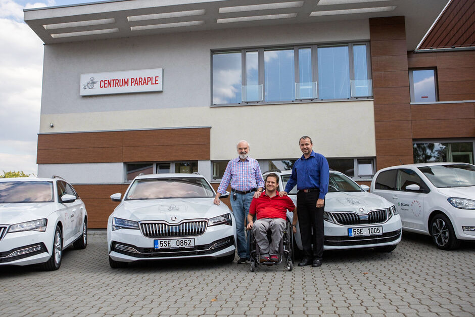 Škoda Auto předala Centru Paraple do užívání čtyři vozy