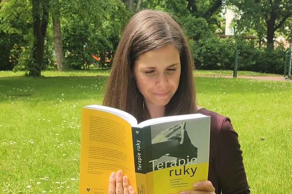 Jedinečná kniha shrnuje zkušenosti s terapií ruky