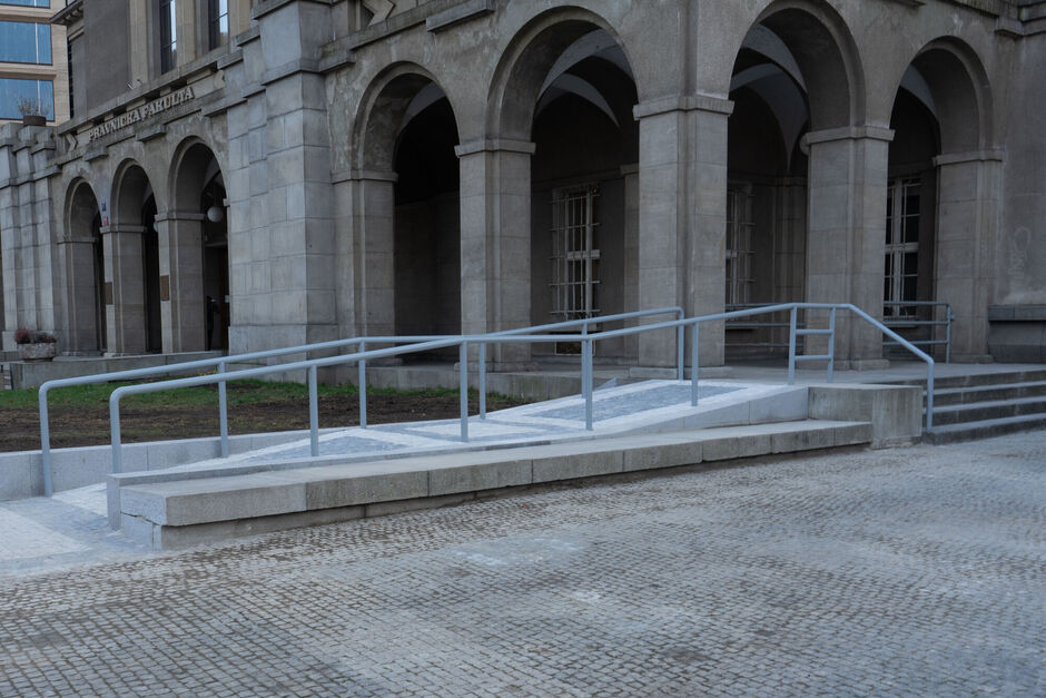 Právnická fakulta UK má novou nájezdní rampu