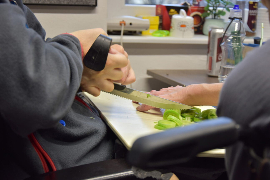 Ženské a mužské práce? Ne. Domácí práce jsou jen jedny. Tentokrát „kuchyňské okénko"