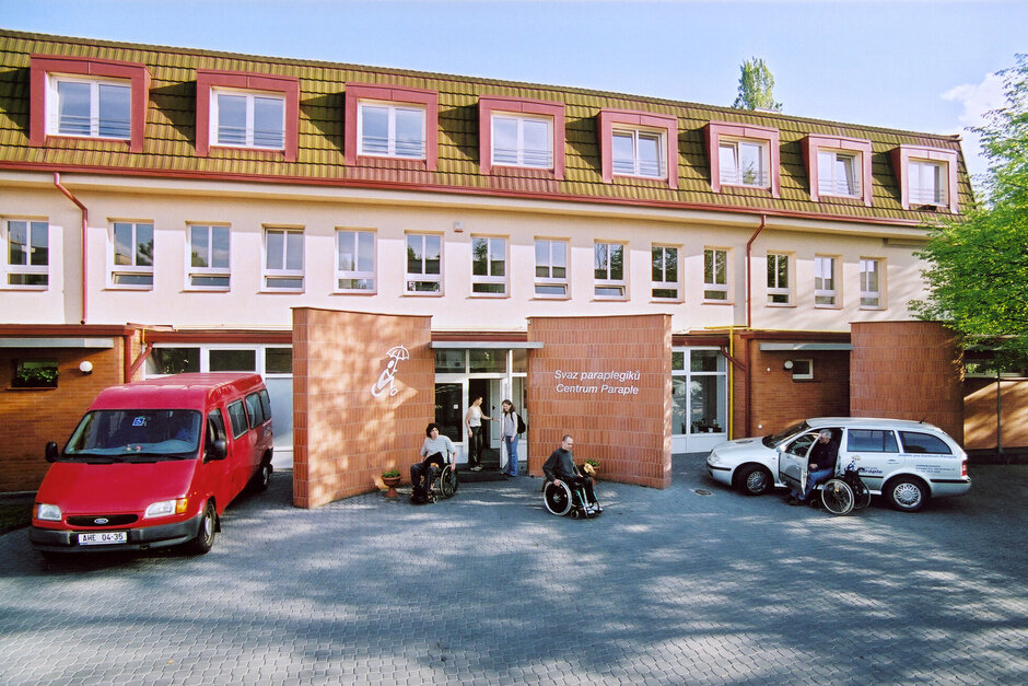 Paraple slaví třicátý rok svého fungování - Slavnostní otevření rekonstruované budovy (13. 2. 2001)