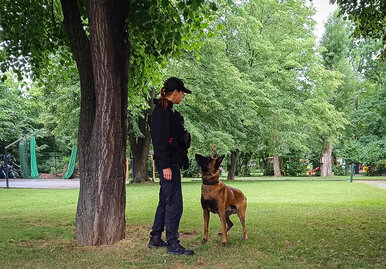 Návštěva Policie ČR v Centru Paraple: Ukázka psovodů a jejich čtyřnohých parťáků