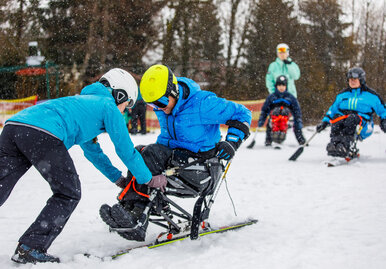 Tematický program Lyžování: Klienti Centra Paraple vyrazili na Smržovku